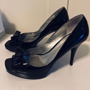 Marc Jacobs Jeannie patent leather heel.